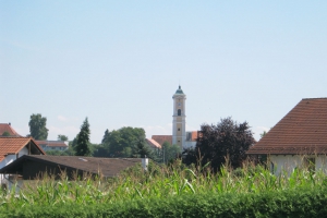 Idyllischer Blick auf die Pfarrkirche Mariä Himmelfahrt