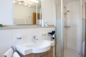 Modernes Badezimmer im Deluxe-Appartement**** im Landhaus Cornelia
