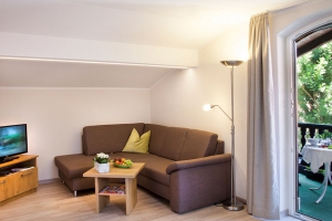 Wohnzimmer mit Balkon im Deluxe-Appartement**** im Landhaus Cornelia