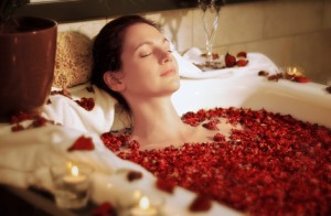 Entspannendes Rosenblütenbad in der Massagepraxis im Landhaus Cornelia in Bad Birnbach