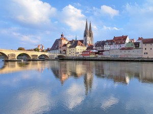 Der Dom und die Steinerne Brück in Regensburg sind beliebte Ausflugsziele ab Bad Birnbach.