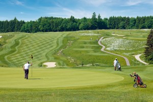 Gäste spielen Golf auf dem Bella Vista Golfpark in Bad Birnbach