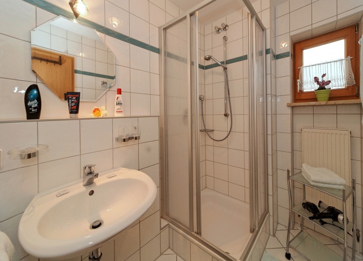 Badezimmer im Comfort-Appartement *** mit Balkon im Landhaus Cornelia in Bad Birnbach.